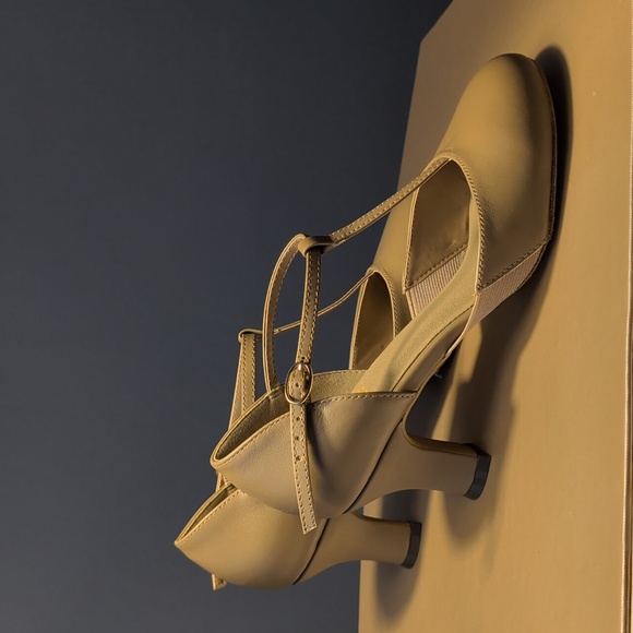 BLOCH Ladies Split Flex Leather Character T Strap Shoes Tan New Size 7 S0390L - Picture 7 of 12